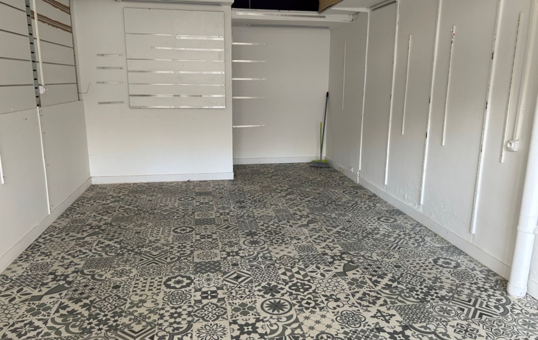API AGENCE : Local / Bureau | LE GRAU-DU-ROI (30240) | 25 m2 | 720 € 